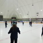 Alumnos patinando sobre hielo
