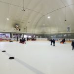 alumnos disfrutando en la pista de hielo de Granada