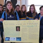 Alumnas de bachillerato mostrando su proyecto sobre Carmen Ruiz de Almodóvar.