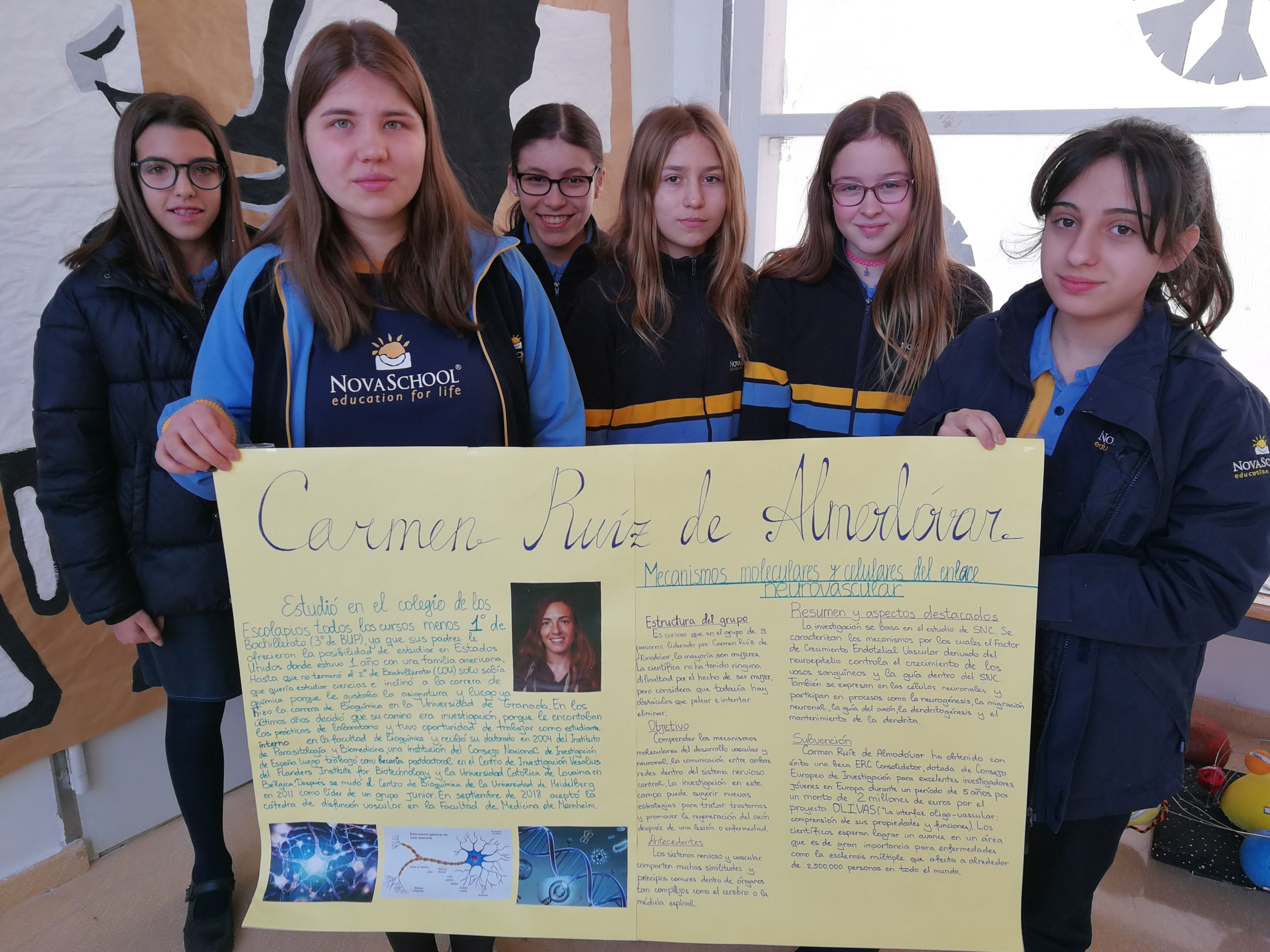 Alumnas de bachillerato mostrando su proyecto sobre Carmen Ruiz de Almodóvar.