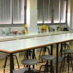 Mesa blanca en el laboratorio del colegio privado