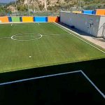 Vista aérea del campo de fútbol con césped artificial